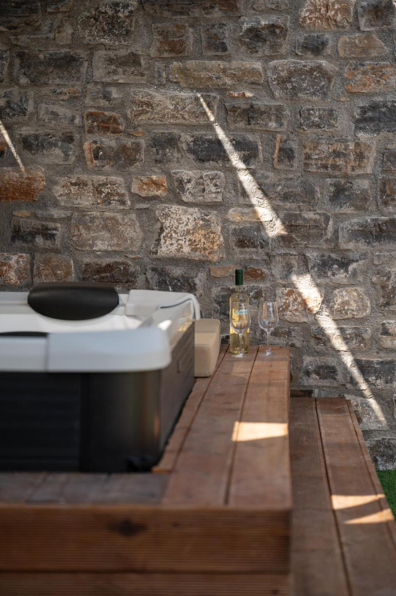 Majestic Manor With Outdoor Jacuzzi By 8Essentially Karteros Exterior foto