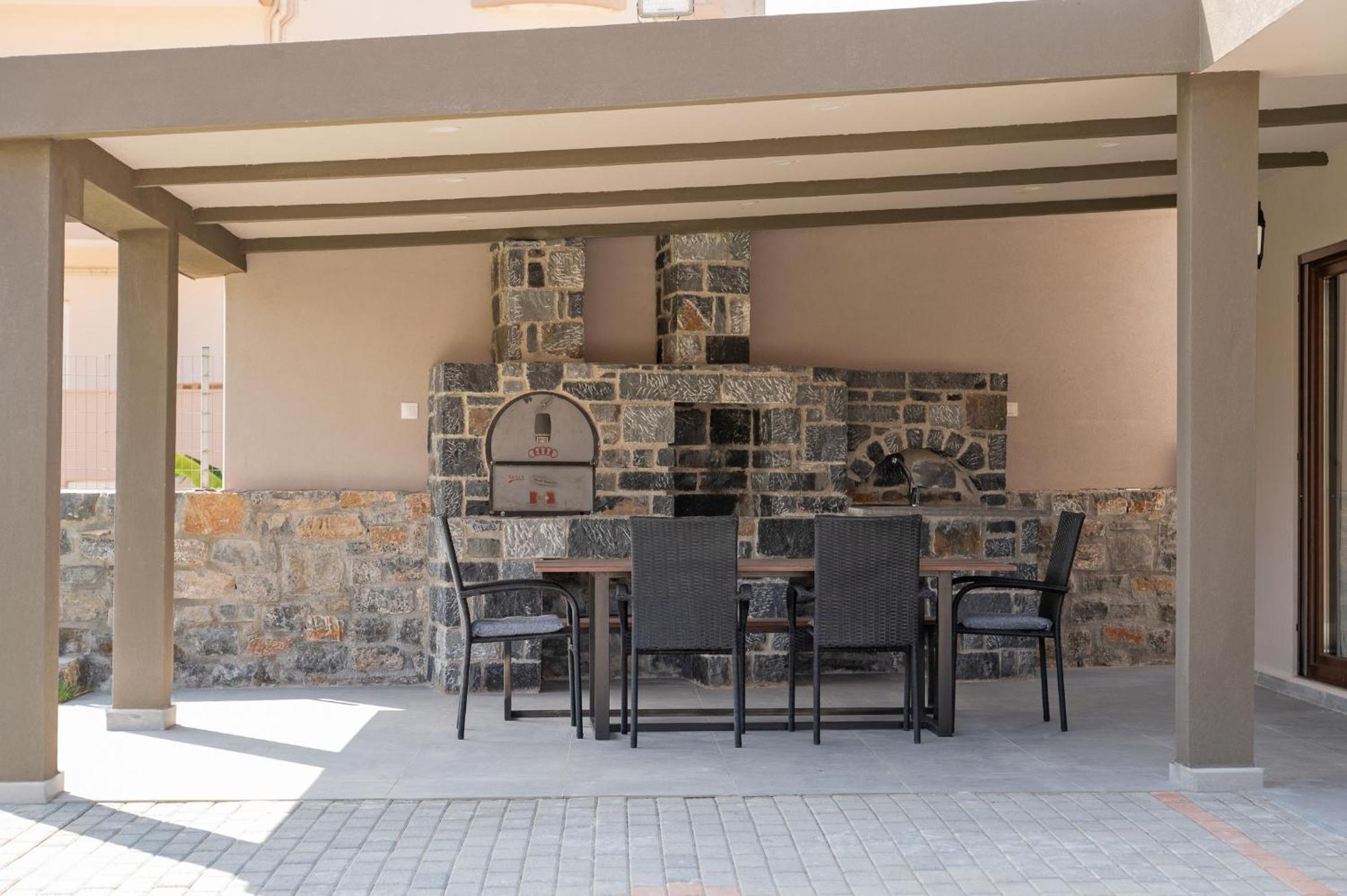 Majestic Manor With Outdoor Jacuzzi By 8Essentially Karteros Exterior foto