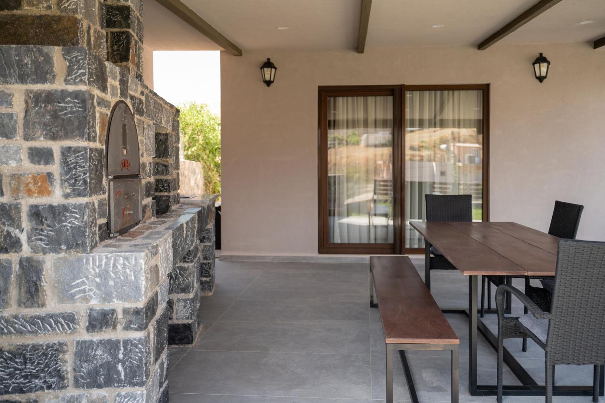 Majestic Manor With Outdoor Jacuzzi By 8Essentially Karteros Exterior foto